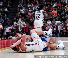洛夫顿点名艾孜麦提：笑死 这哥们就不是来打篮球 来打橄榄球的吧