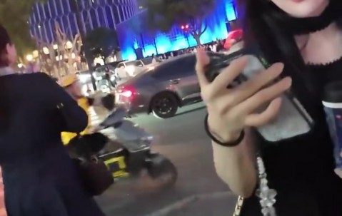 这是真美女！LPL官方解说Rita被街头摄影师选中 邀请拍照