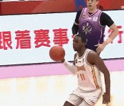 动作有点大！孟子凯对迪亚洛犯规 裁判回看后没升级&山西挑战失败