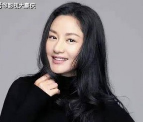 52岁瞿颖带女儿打网球秀腹肌！男友当球童亲子互动超甜