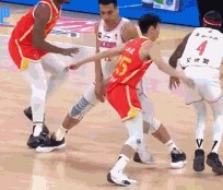 血亏！萨姆纳上篮得手想要2+1 但抱怨吃到技犯变成2-1