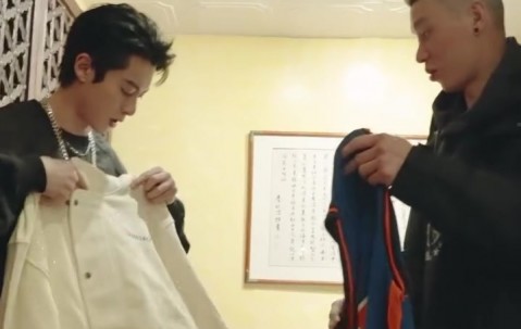 豪哥这是喝了吧！林书豪与王鹤棣一起吃饭 还送出尼克斯亲签球衣