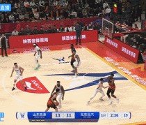 一飞冲天！盖利抛传 库马杰起飞空接双手暴力砸进篮筐