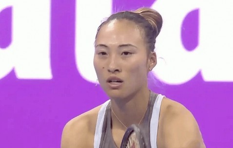 中国女网全军覆没！郑钦文惨败惹争议，球迷怒批，心思没在训练上