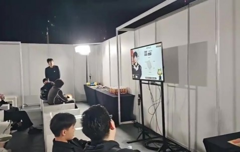 smlz：这届怎么就你来了，你兄弟呢？AJ：我兄弟都是怂瓜