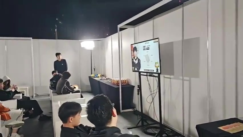 smlz：这届怎么就你来了，你兄弟呢？AJ：我兄弟都是怂瓜