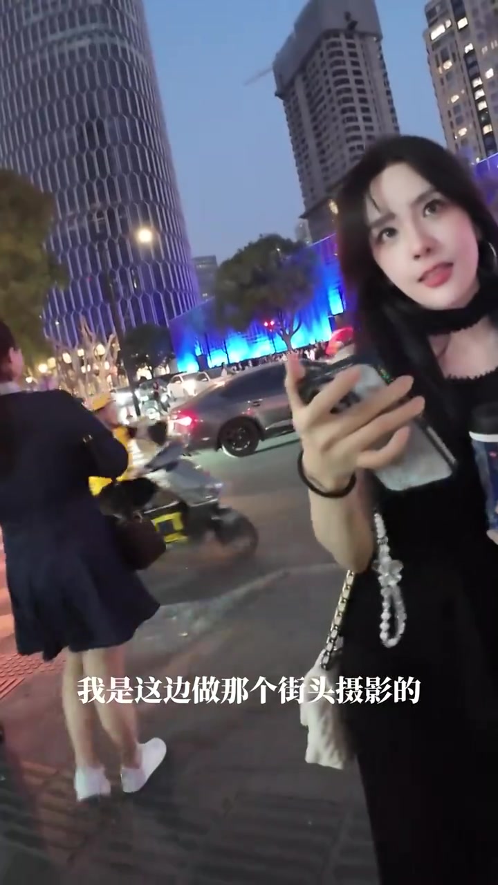 这是真美女！LPL官方解说Rita被街头摄影师选中 邀请拍照